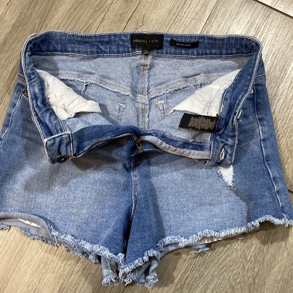 Kendall + Kylie “the Icon Short” Light Wash Frayed Hem Distressed Denim Shorts - Picture 2 of 6